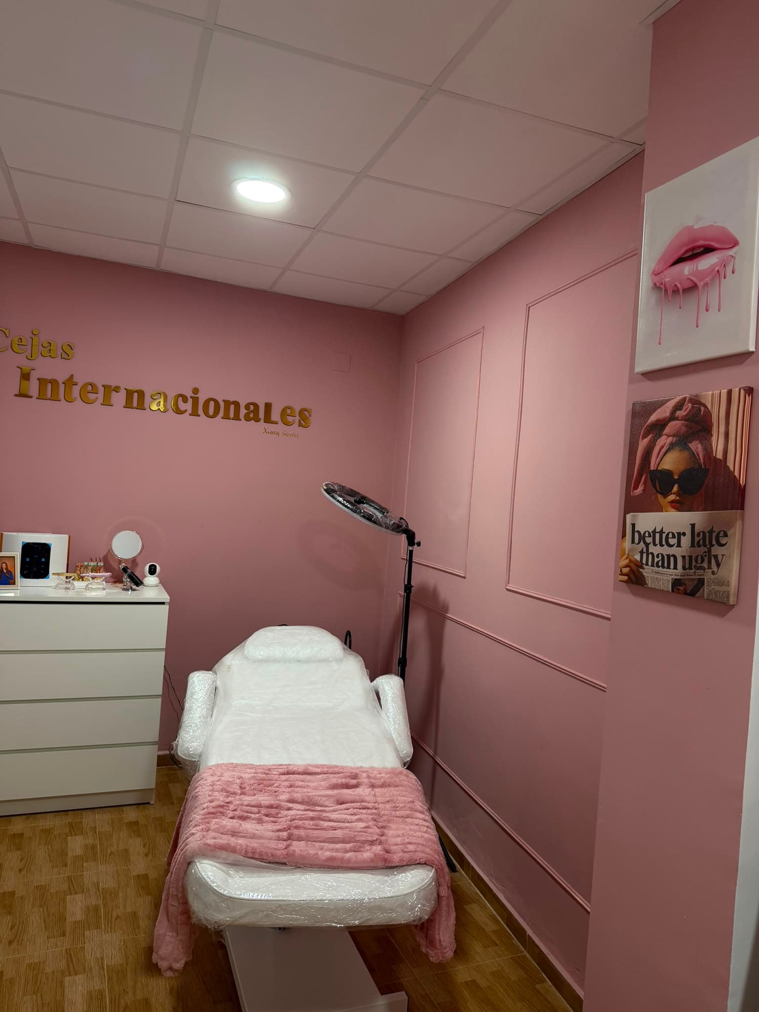 Cabina de Cejas Internacionales en Puerto de Sagunto con letras del estudio