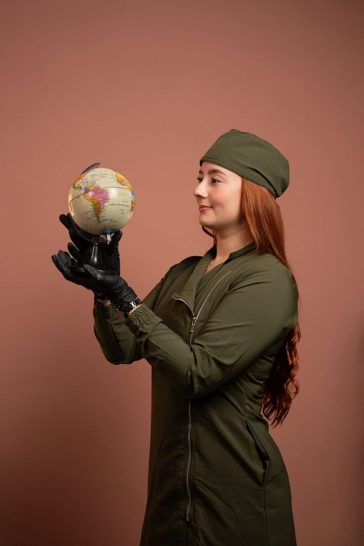 Xiomara Sánchez sosteniendo un globo terráqueo, símbolo de las jornadas internacionales