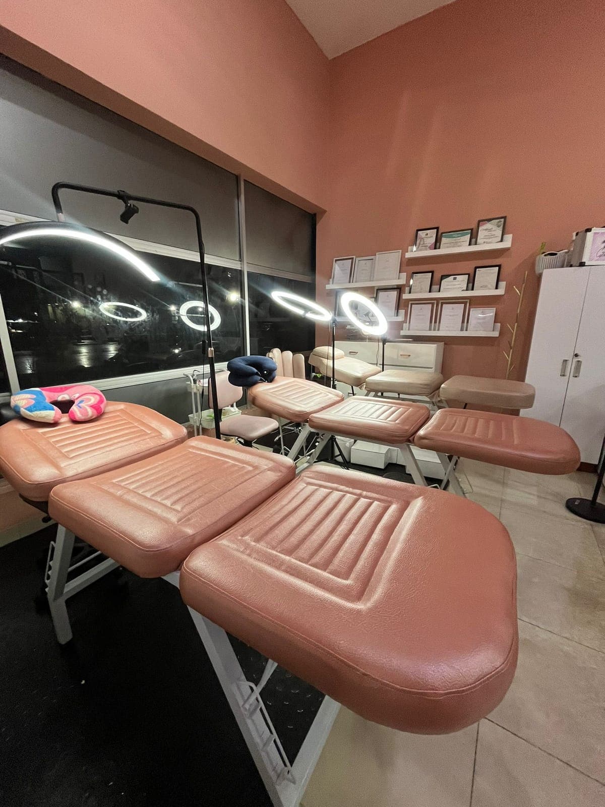 Cabina del estudio físico de Cejas Internacionales en Cali, Colombia