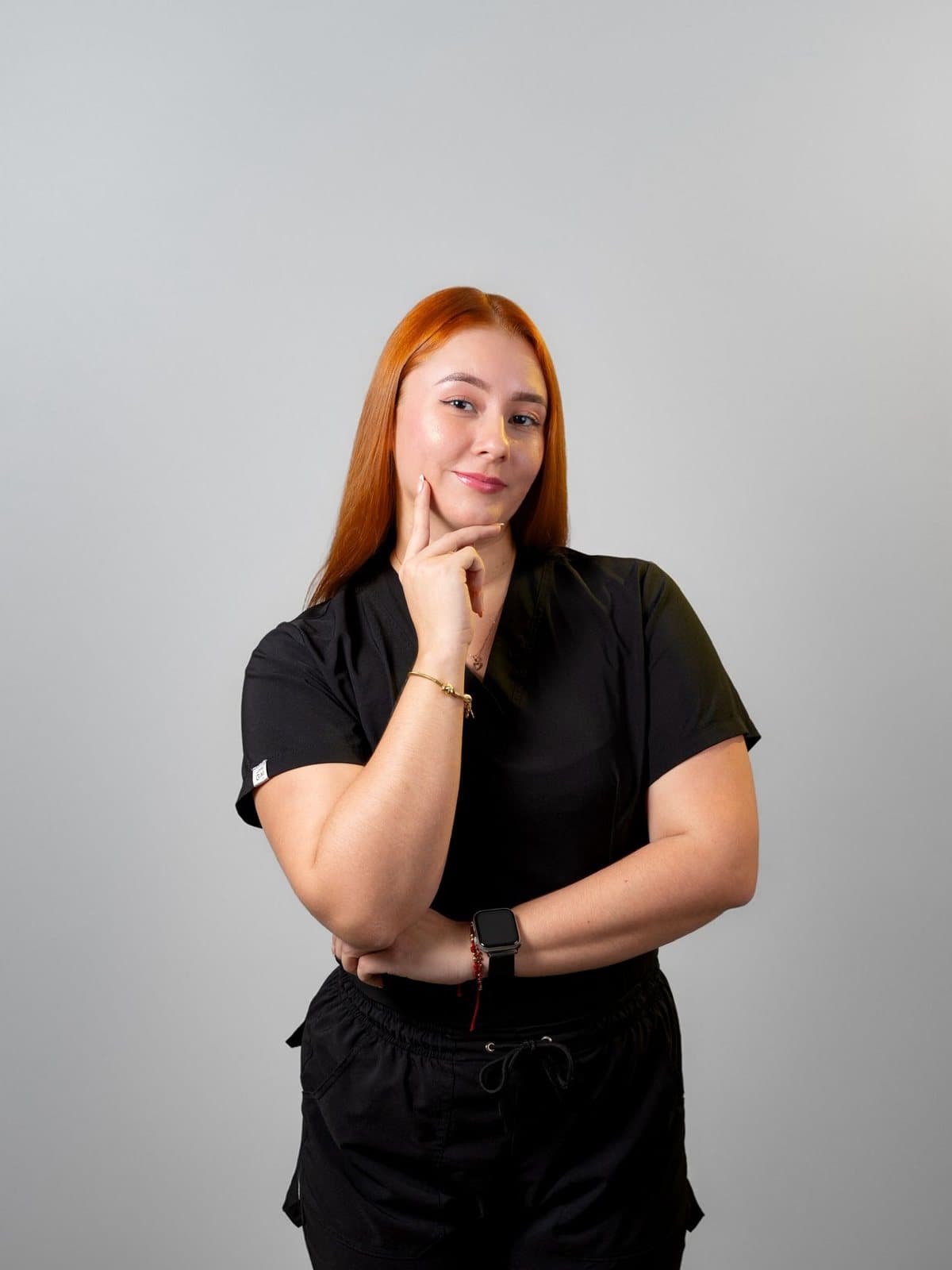 Retrato profesional de Xiomara Sánchez con uniforme de trabajo